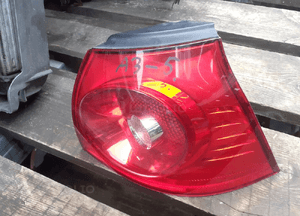 .  TYL TYLNA LAMPA PRAWA VOLKSWAGEN GOLF V 2