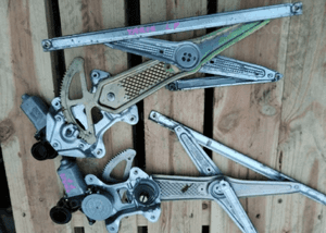 Toyota Yaris I mechanizm podnosnik szyby 3D prawy lewy 2