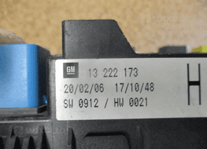 SKRZYNKA BEZPIECZNIKÓW BSI ASTRA H III 13222173 3