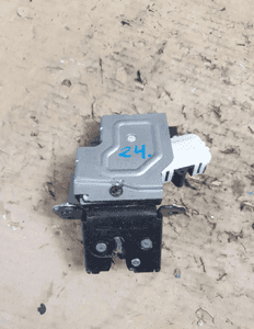 ZAMEK KLAPY TYŁ MAZDA 3 C6728 4