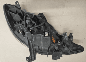 Peugeot 107 lampa przód przednia lewa EU 8