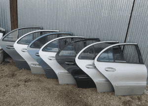 MERCEDES e 211 sedan  drzwi prawy tył szyba zamek listwa 1