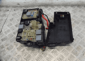 VOLVO V40 D3 2014R SKZYNKA BEZPIECZNIKÓW 1,6D 4