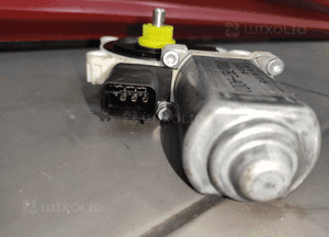 DODGE NITRO 2.8 CRD SILNICZEK SZYBY LEWY PRZÓD PRZEDNI ORYGINAŁ BDB 4