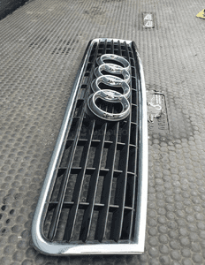 Atrapka 8E0853651F Atrapa Gril Maski Chrom Ramka Emblemat Znaczek Audi A4 B6 6