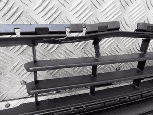 KRATKA ŚRODKOWA ZDERZAKA VW GOLF VII  5G0853677B 2