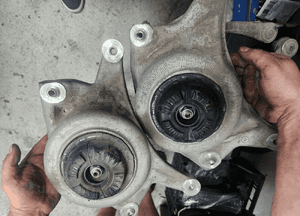 AUDI A4 A5 B8 2.0TFSI AMORTYZATORY ZWROTNICA KOMPLET LEWY PRAWY 8K0413031AF 8