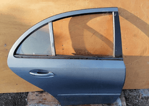 MERCEDES e 211 sedan  drzwi prawy tył szyba zamek listwa 3