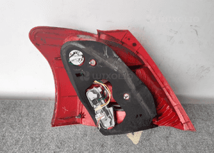 Toyota yaris ii 2 lampa tył tylna prawa 4