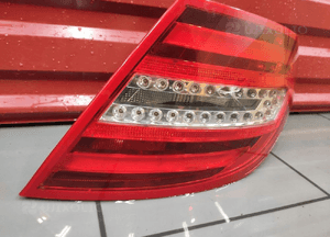 Mercedes c-klasa W204 lift lampa led prawa tył tylna europa oryginalna 4