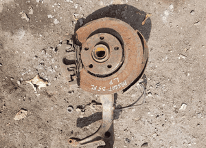 zwrotnica lewa passat b 5 1.9 tarcza zacisk