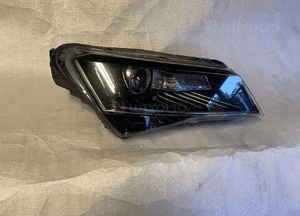 Skoda superb 3 iii 3V1 bixenon prawy 15-19 1