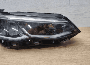 Volkswagen Golf VIII 2022 Przód strona prawa Lampy przednie 7