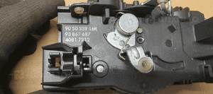 Zamek drzwi lewy tył tylny Opel Vivaro B Trafic III 905033916R 93867687 6