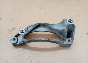 Łapa wspornik Sprężarki klimatyzacji VW Touareg 2.5TDI 070260885A 1