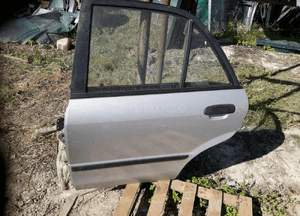 Mazda 323 bj 98-03 Sedan Drzwi szyba lewe tył 18G 22V 2