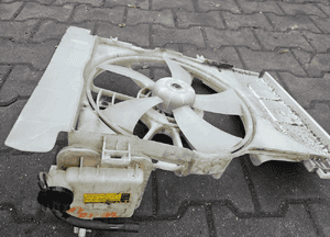 Toyota Yaris II 2 P9 1.0 wentylator chłodnicy wody 3
