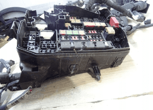 WIĄZKA INSTALACJA BEZPIECZNIKÓW  SKRZYNKA AURIS FULL HYBRID 14