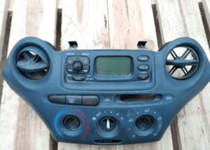 Toyota Yaris I panel nawiewu srodkowy