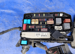 Toyota PRIUS III 09-11 skrzynka obudowa bezpieczników 3