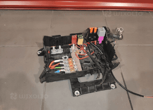 AUDI Q7 4L LIFT 3.0 TDI CJGA ROZDZIELACZ PRĄDU SKRZYNKA BEZPIECZNIKÓW ORYG 1