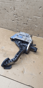 Pedał sprzęgła wysprzęglik pompka VW FOX 6Q0721388D 6Q1721321C 4