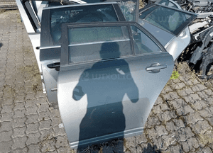 drzwi lewe tył avensis t 25 kombi