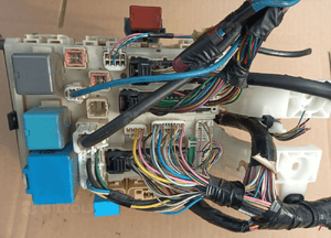 Toyota Yaris II 1.0  B 1.4 D4D moduł skrzynka bezpieczników 82730-52700 1