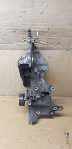 Łapa mocowanie alternatora Skoda Rapid 1.6 TDI 03L903143Q 1