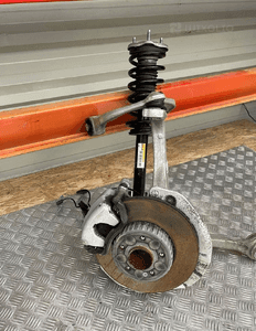 MERCEDES C W205 ZAWIESZENIE ZWROTNICA AMORTYZATOR PRAWA A2053200413 2052200 2