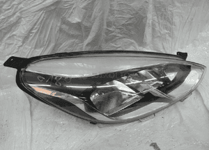 Ford fiesta MK8 lampa przednia prawa 2