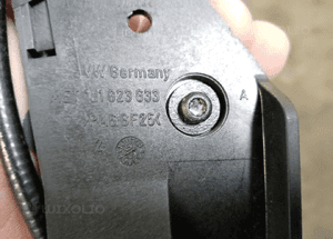 Klamka raczka dźwignia linka maski VW Golf IV 1J1823533C 1K1823633 5