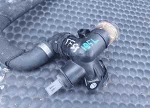Obudowa Termostat Y2495002 06D121133C Krociec Czujnik Przewod Waz 2.0 TFSI Audi A4 B7 A6 C6 16