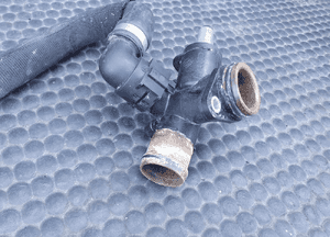 Obudowa Termostat Y2495002 06D121133C Krociec Czujnik Przewod Waz 2.0 TFSI Audi A4 B7 A6 C6 26