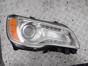 LAMPA PRAWY PRZÓD CHRYSLER 300C 1