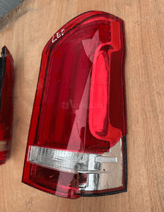 MERCEDES 447 VITO V klasa lampa tylna   prawa    LED  oryginał 2