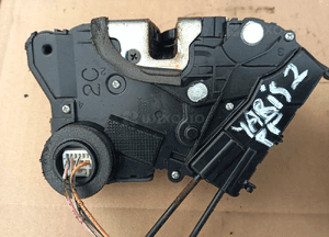 Toyota Yaris II zamek drzwi przód przednich prawy     06-11 2