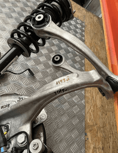 MERCEDES C W205 ZAWIESZENIE ZWROTNICA AMORTYZATOR PRAWA A2053200413 2052200 9