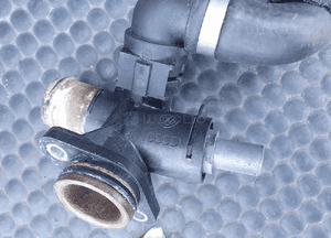 Obudowa Termostat Y2495002 06D121133C Krociec Czujnik Przewod Waz 2.0 TFSI Audi A4 B7 A6 C6 22