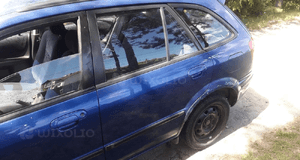 Mazda 323 323f BJ 98-00  Maska lampa zderzak pas atrapa 22V 7