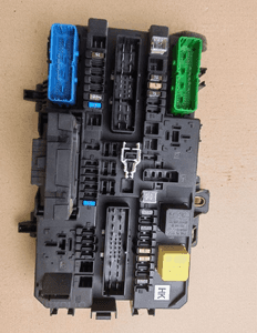 MODUŁ SKRZYNKA BEZPIECZNIKÓW OPEL ASTRA III ZAFIRA B 13206762 HK 1