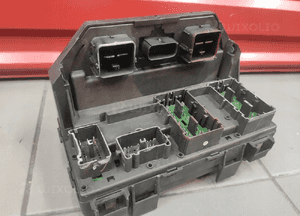 DODGE NITRO 2.8 CRD SKRZYNIA SKRZYNKA BEZPIECZNIKÓW SAM ORYG KAB08C04C6 2