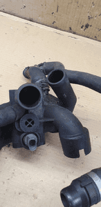 Obudowa termostatu termostat węże VW Phaeton 022121121E 3