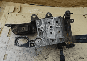 Łapa poduch skrzyni renault clio scenic 8200395661 2