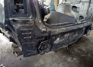 Kia Carens II pas tyl tylna sciana bagaznika 3