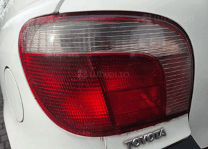 Toyota Yaris I lampa tył tylna prawa lewa japońska 2