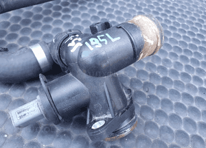 Obudowa Termostat Y2495002 06D121133C Krociec Czujnik Przewod Waz 2.0 TFSI Audi A4 B7 A6 C6 18