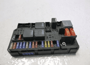 RANGE VOGUE L322 3.6 D SKRZYNKA BEZPIECZNIKÓW 3