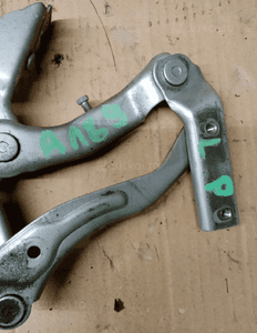 Zawias maski lewy przód Mercedes W169 A1698800128 2