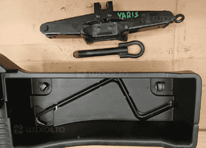 Toyota Yaris II 2 P9 lewarek koła ucho holownicze 1